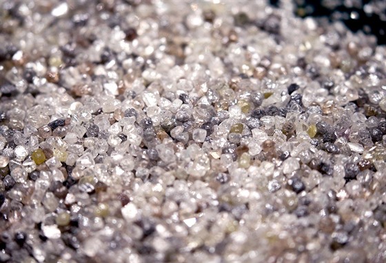 Neopracované diamanty, které vytila ruská spolenost Alrosa v sibiském dolu...