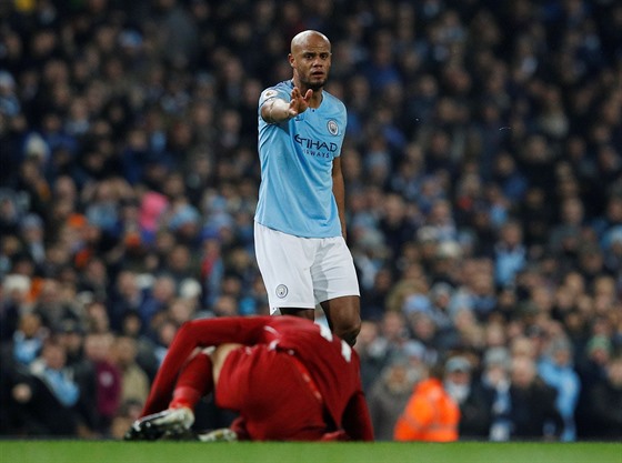 SORRY, MO! Vincent Kompany, obrnce Manchesteru City, se omlouv za ostr faul...