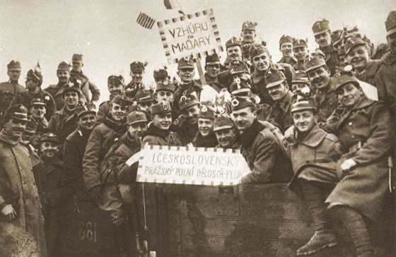 Vojáci eskoslovenské armády ped odjezdem na maarskou frontu.
