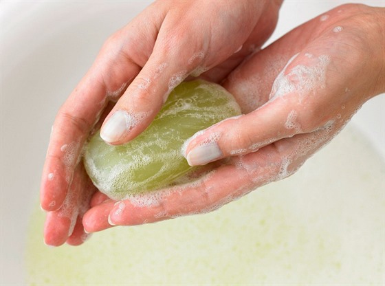 Příliš tuhá mýdla plná chemických složek mohou pokožku rukou zbytečně oslabovat.