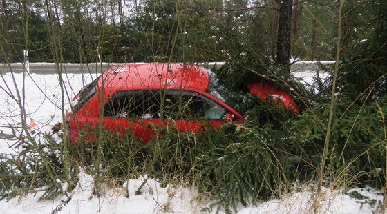 Nabourané auto opilý idi uzamkl a odeel dom.