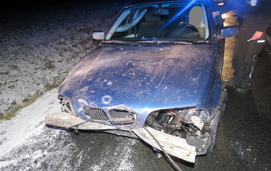 Opilý řidič narazil v Meclově autem do plotu a do stojících vozidel.