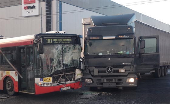 Na Borských polích v Plzni se srazil kamion s autobusem.