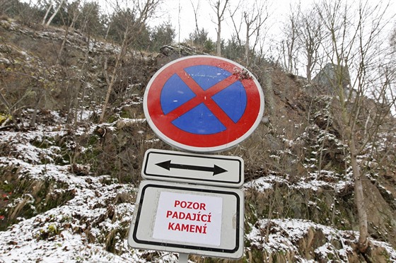 Značky zákazu zastavení doplněné varováním před padajícím kamením se pod skálou...