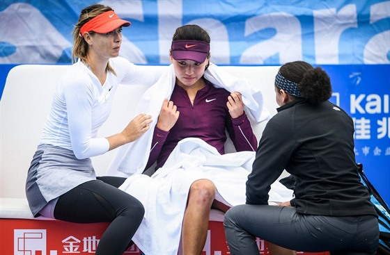 Ruská tenistka Maria arapovová na turnaji v en-enu utuje mladou ínskou...