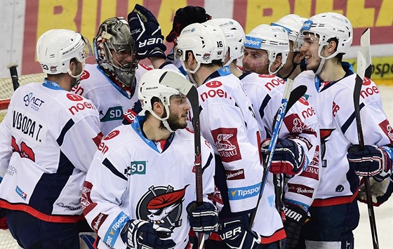 Hokejisté Chomutova se radují z výhry, mezi nimi i Radek Duda.