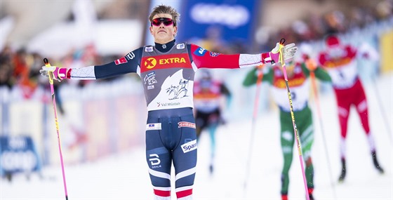 Norský bec na lyích Johannes Hösflot Klaebo projídí vítzn cílem sprintu...