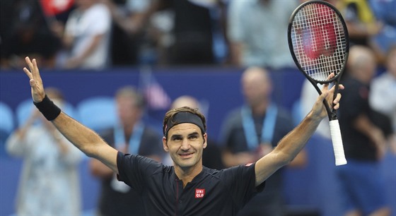 Roger Federer se raduje po vítzném zápase.
