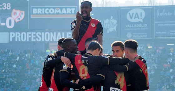 Fotbalisté Vallecana se radují z gólu v duelu na pd Valladolidu.