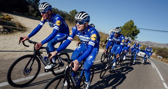 Petr Vako (druhý zleva) se vrací do závodní cyklistiky.