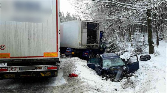 Na vytíené silnici I/35 se u Studené Louky srazily dva kamiony a osobní auto....
