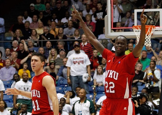 Vinny Zollo (vlevo) a Teeng Akol se radují z výhry  Western Kentucky nad...