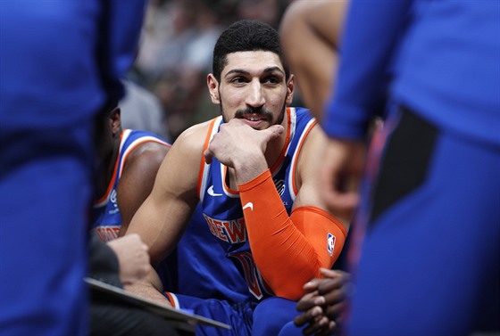 Enes Kanter z New Yorku naslouchá bhem time outu.