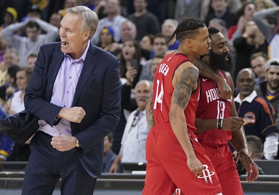 James Harden (vpravo) a Gerald Green z Houstonu oslavují vítznou trefu proti...