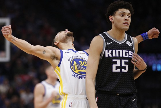 Stephen Curry z Golden State se raduje ze své trefy, v pop�edí zklamaný Justin...
