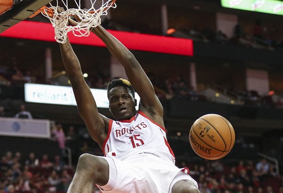 Clint Capela z Houstonu smeuje proti Denveru.