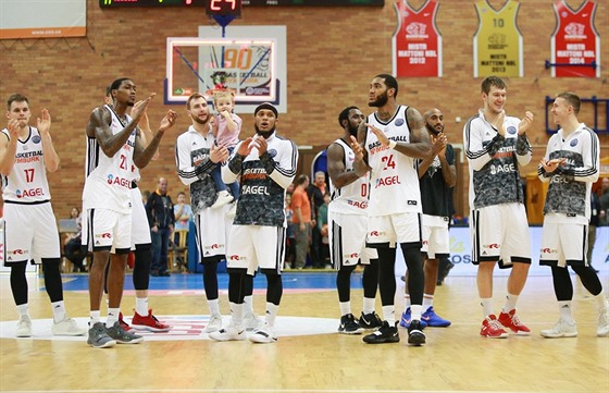 Nymburtí basketbalisté slaví výhru.