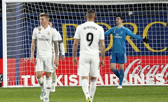 Neastný branká Real Madrid Thibaut Courtois poté, co inkasoval v duelu s...