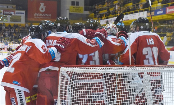 Olomoučtí hokejisté slaví výhru na ledě Litvínova.