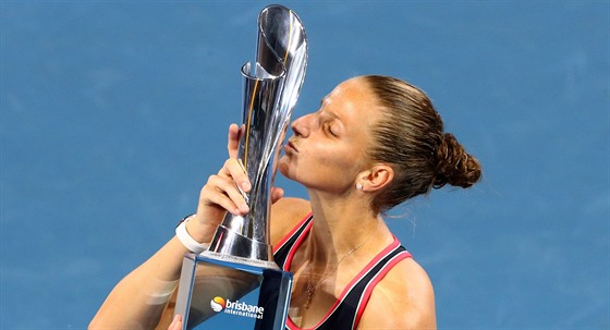 TA PUSA JE MÁ. Karolína Plíková líbá trofej pro vítzku turnaje v Brisbane.