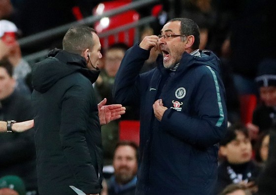 Maurizio Sarri, trenér Chelsea, vániv diskutuje se tvrtým rozhodím Kevinem...