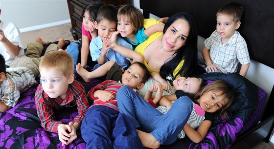 Nadya Sulemanová s dětmi v domě v Kalifornii