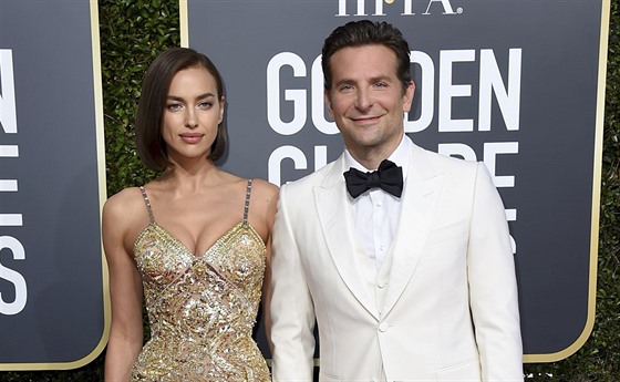 Irina aiková a Bradley Cooper na Zlatých glóbech (Beverly Hills, 6. ledna 2019)