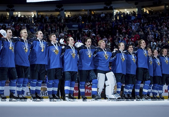 Finští hokejisté zpívají hymnu po triumfu ve finále MS do 20 let.