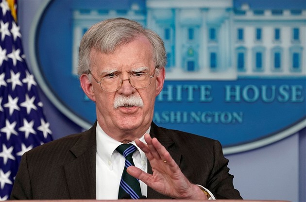 FBI prohledává dům Johna Boltona. Dříve radil Trumpovi, pak se mu zprotivil