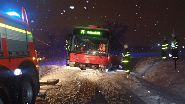 Hasii vytahovali z píkopu u Dhylova poblí Ostravy linkový autobus. (4....