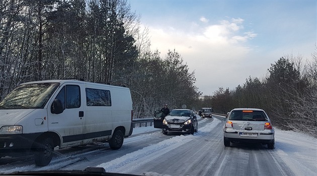 Mrzne, mohou se tvořit ledovky. Několik silnic musela policie zavřít