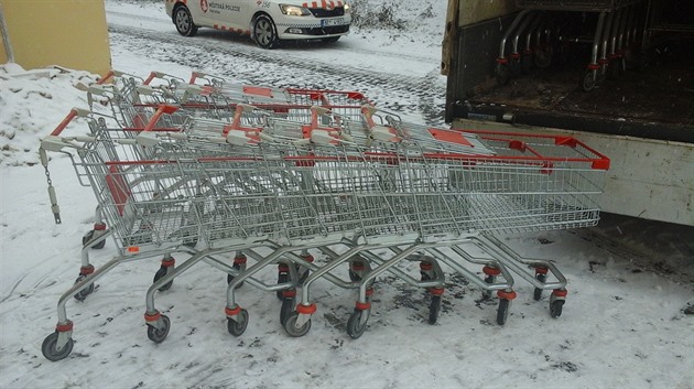 Zhruba 40 nákupních vozík z nedalekého supermarketu chtli cizinci ukrýt do...