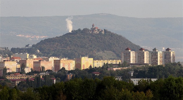 Msto Most, v pozadí vrch Hnvín