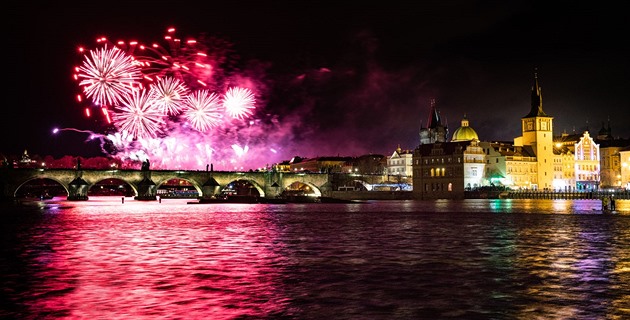 Žádné rozhazování. Praha přivítá nový rok bez ohňostroje i videomappingu