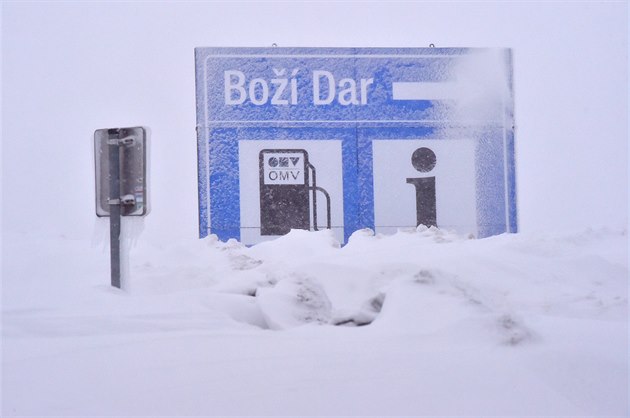 Velké problémy zpsoboval sníh a vítr na silnicích v okolí Boího Daru na...