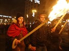 Pt tisíc Ukrajinc pochodovalo na Nový rok ulicemi Kyjeva se zapálenými...