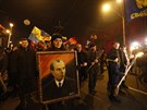 Úastníci pochodu byli krom pochodní vybaveni také ukrajinskými státními...