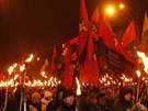 Úastníci nacionalistického pochodu s vlajkami a znakem Organizace ukrajinských...