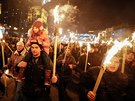 Ukrajintí nacionalisté procházeli 1. ledna ulicemi Kyjeva s pochodnmi,...