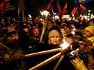 Ukrajintí nacionalisté procházeli 1. ledna ulicemi Kyjeva s pochodnmi,...