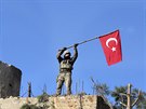 Turecký voják s tureckou vlajkou na hranici mezi Kurdy kontrolovanou enklávou...