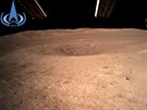 Snímek, který poslala čínská sonda Čchang-e 4 z odvrácené strany Měsíce (3....