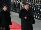 Vdce KLDR Kim ong-un se svou enou ped odjezdem do Pekingu (8. ledna 2019).