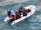 Skupina migrantů, která se pokusila na člunu přeplout kanál La Manche směrem do...