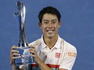 Japonec Kei Niikori pózuje s trofejí pro vítze turnaje v Brisbane.