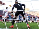 Tomá Vaclík v brance Sevilly dostává gól od Antoinea Griezmanna z Atlética...