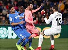 Lionel Messi z Barcelony (v rovém) se snaí prosadit proti obran Getafe.