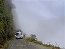 Mlha halí údolí tropického pralesa a zakrývá hluboký sráz pod námi.