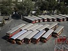 Odstavené autobusy bhem celostátní dvoudenní stávky v indické Bombaji. (8....