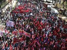 Stávkující odborái procházejí ulicemi indického Bangalore. (8. ledna 2019)